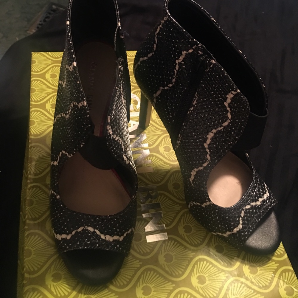 Gianni Bini unique open toe heeled boots sz5.5