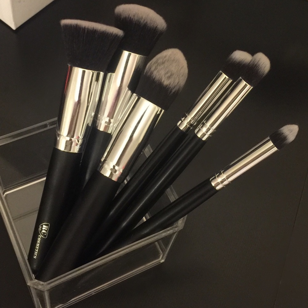 RC COSMETICS Face Brush Set.