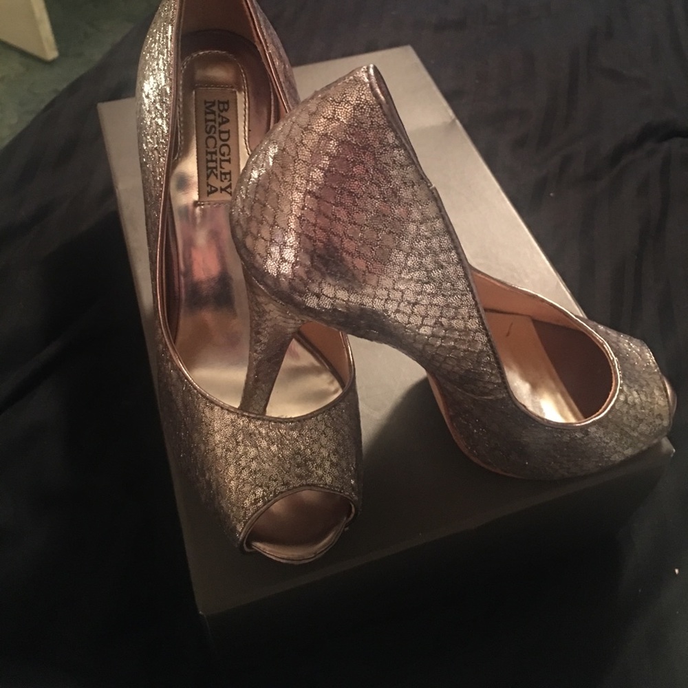 Badgley Mischka dressy metallic peep toe heelsz5.5