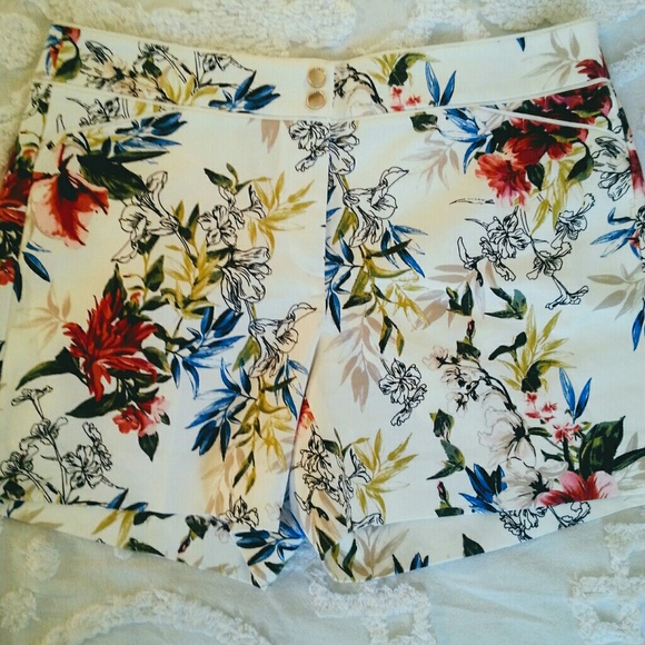 White House Black Market Pants - 🆕 Stunning Dressy Floral Shorts
