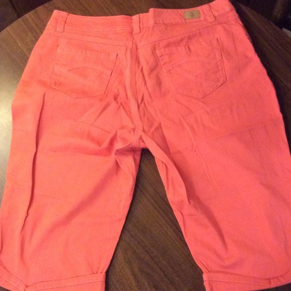 Bandolino Cuffed Shorts - Picture 3 of 3