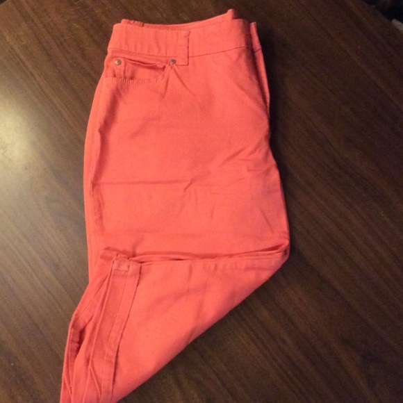 Bandolino Cuffed Shorts - Picture 2 of 3