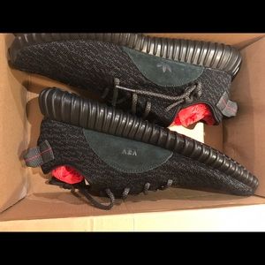 YEEZY BOOST BLACK SIZE 11