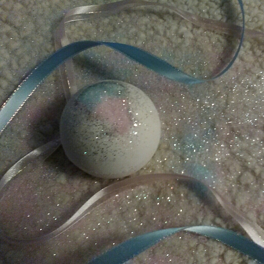 Gender reveal bath bomb