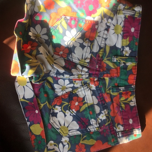 Johnnie b by Boden flower shorts - Picture 3 of 3