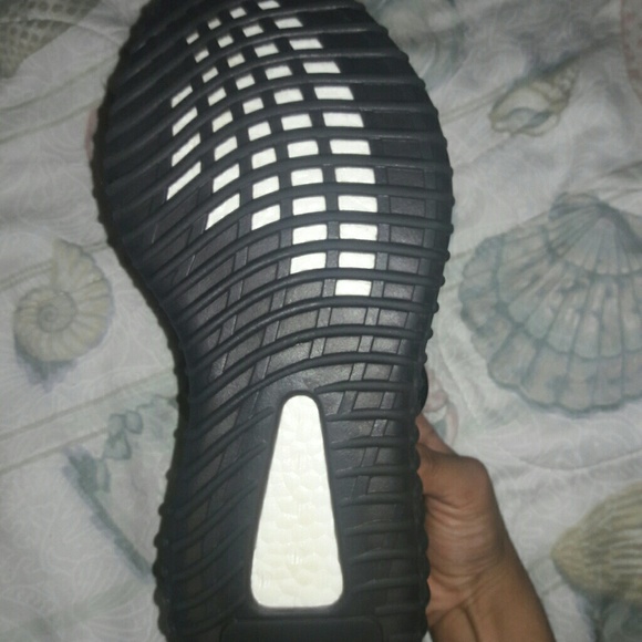 Yeezy V2 Oreo - Picture 4 of 5