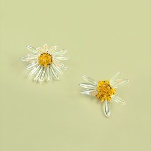 Mismatched Daisy Earrings Clear