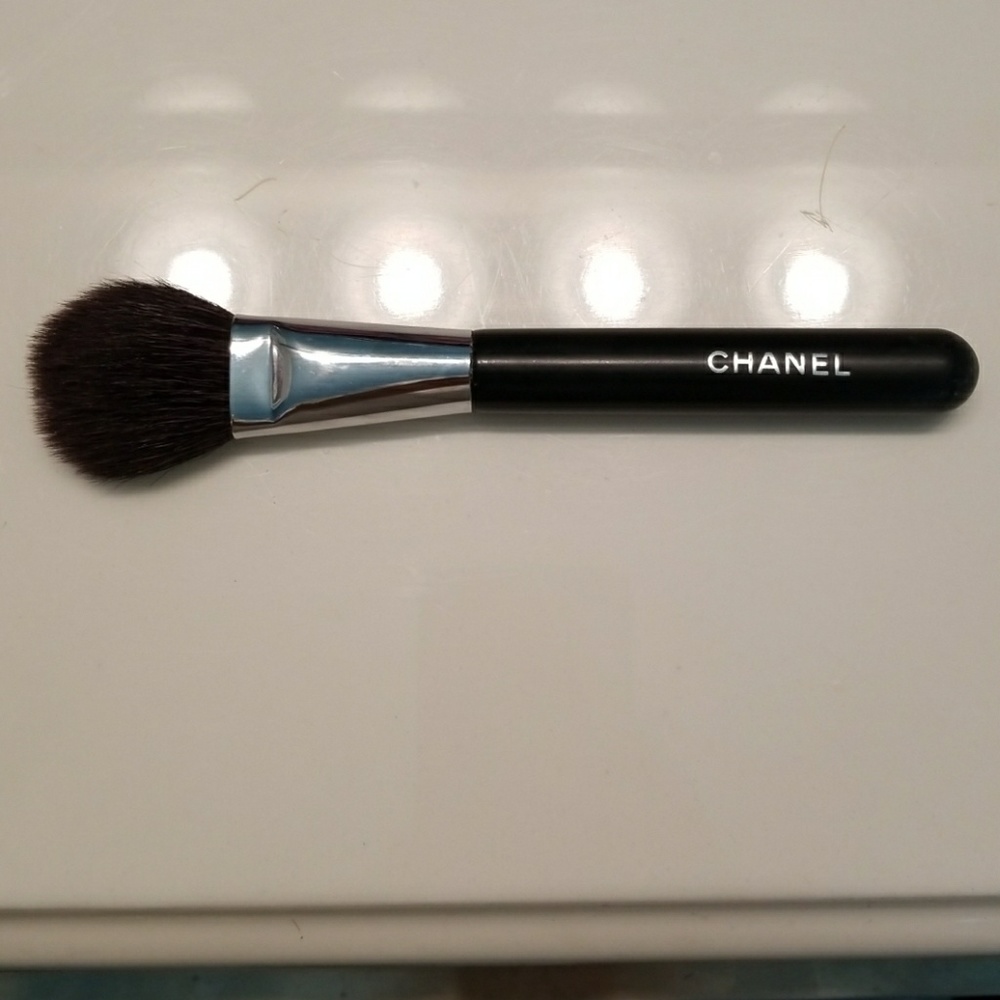 Chanel blush brush