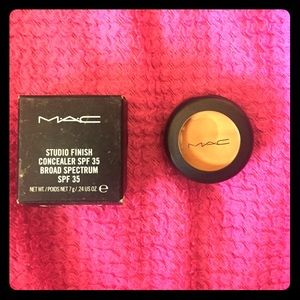 MAC Studio Finish Concealer NC 42