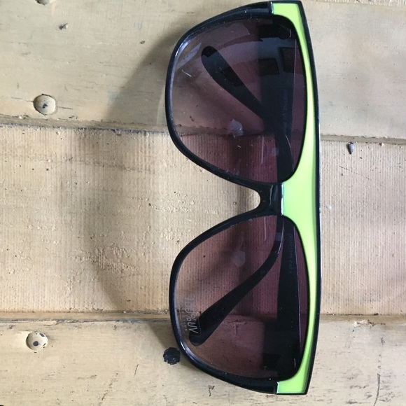 QUAY AUSTRALIA BRAND VINTAGE RETRO BLACK NEON 1273 CAT OVERSIZED SUNGLASSES OS - Picture 3 of 5