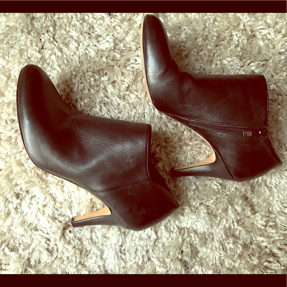 VINCE CAMUTO Black Booties NWOT