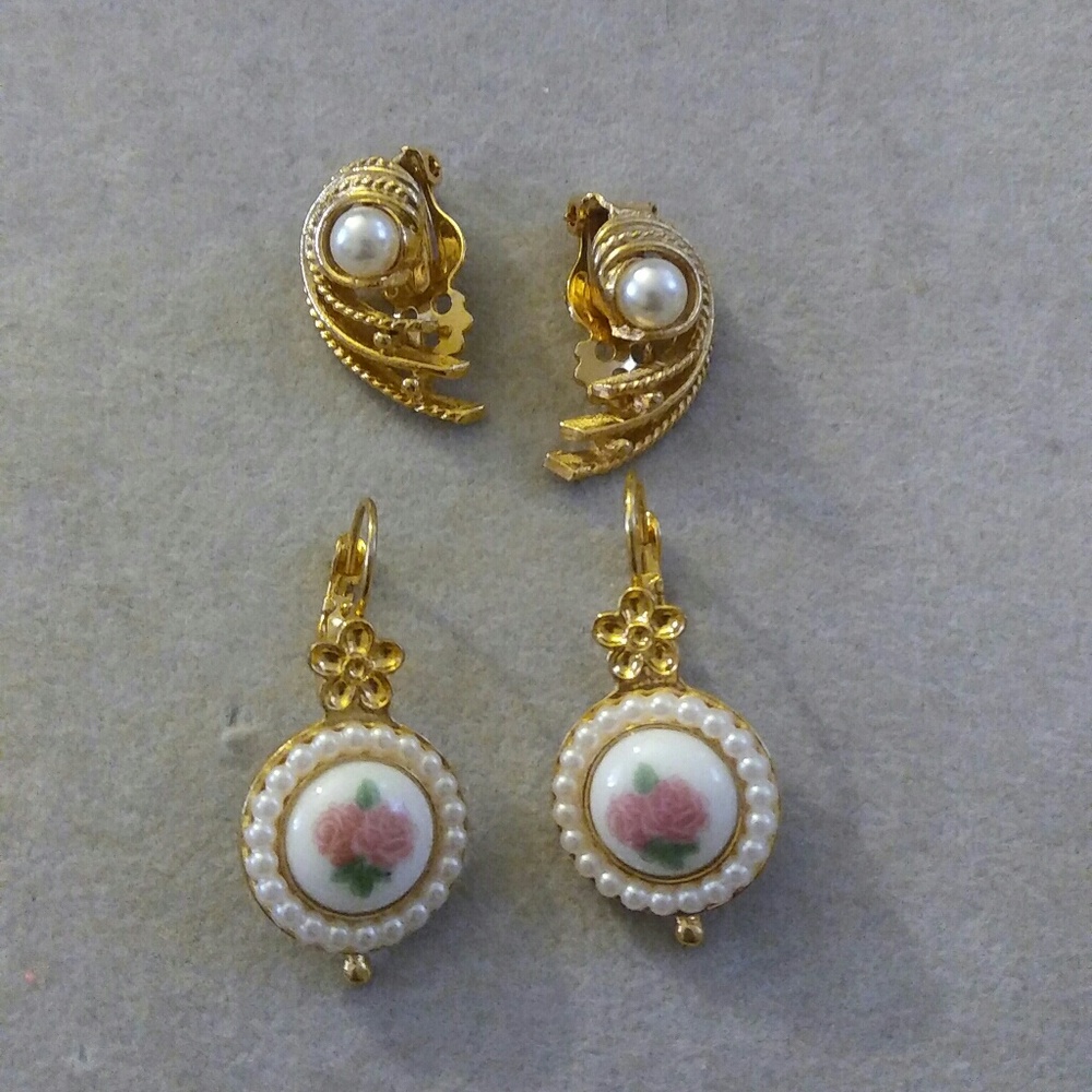 2 earrings