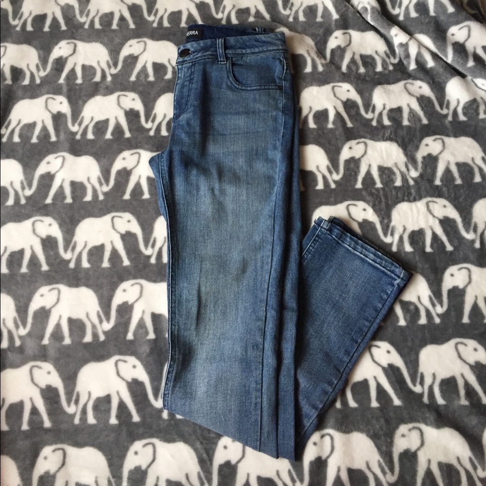 Size 7 straight leg jeans Brand: Generra