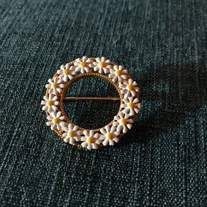 Daisy chain pin