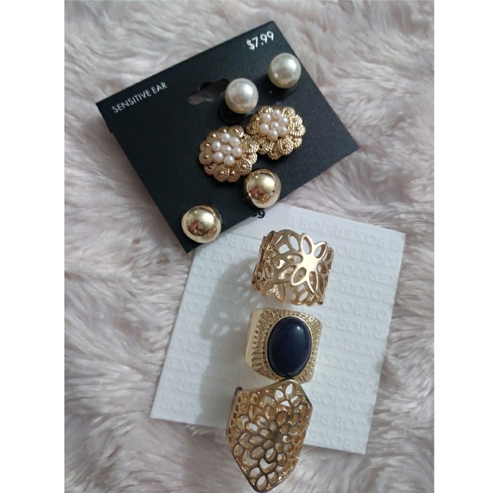 Gold earings and gold rings