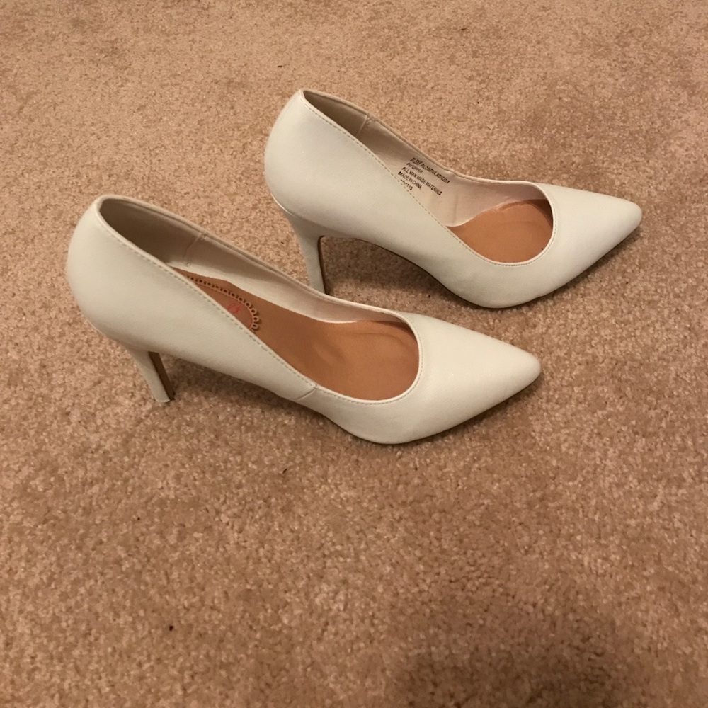 🌥SOLD⛅️White pumps