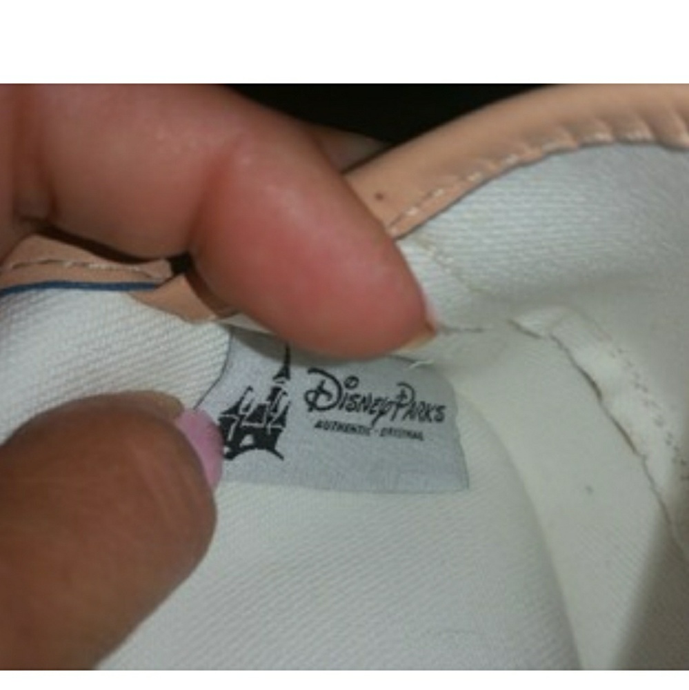 Dooney & Bourke Disney Wristlet - NWT - Picture 4 of 6