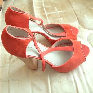 Size 91/2 never worn HINGE DESIGNER heels