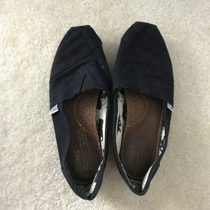 Woman's classic toms size 6 Black