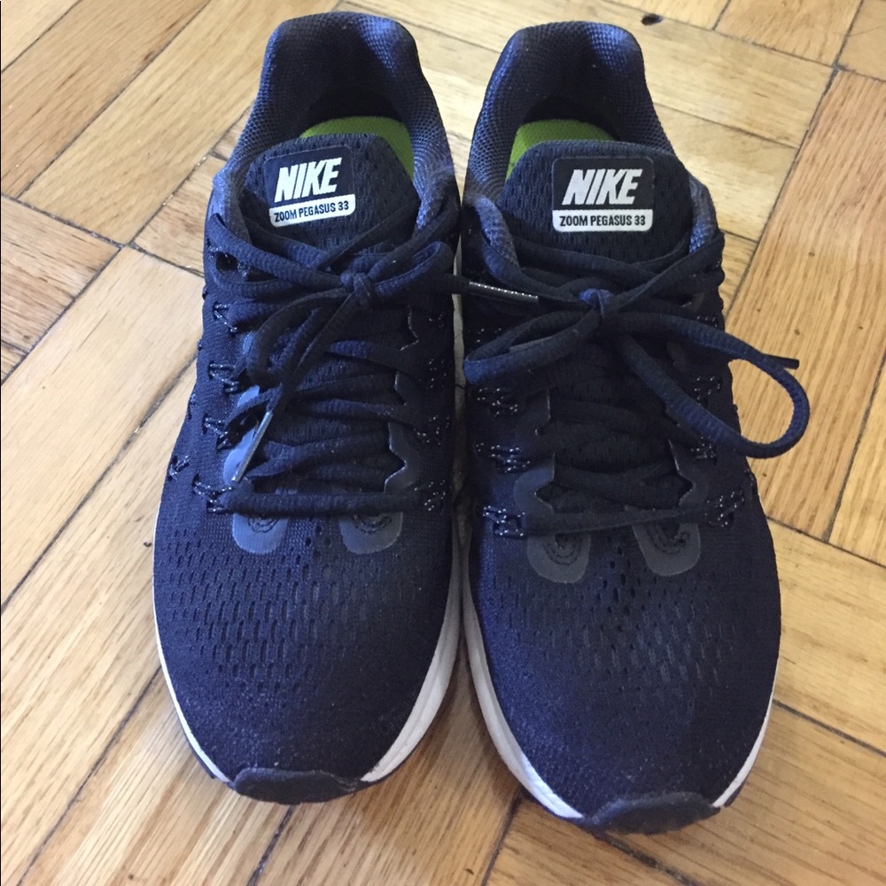 Nike Zoom Pegasus 33 black and white sneaker