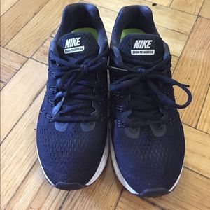 Nike Zoom Pegasus 33 black and white sneaker