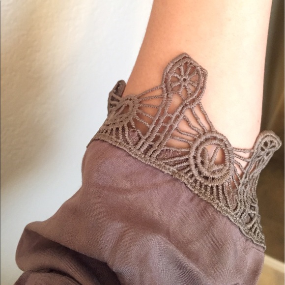 (Size S-M) Unique crochet detail taupe top - Picture 4 of 5