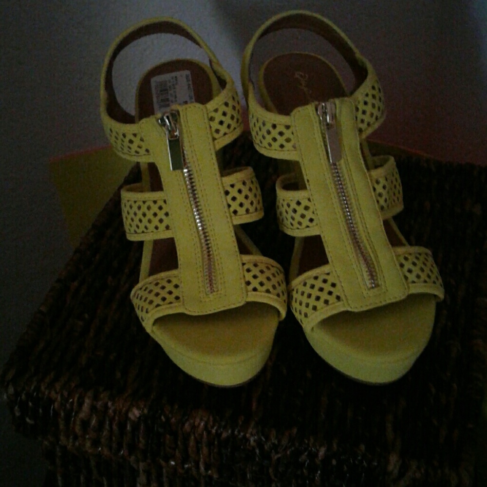 Bright yellow wedge shoe never been worn 4 INCH