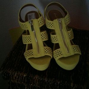 Bright yellow wedge shoe never been worn 4 INCH