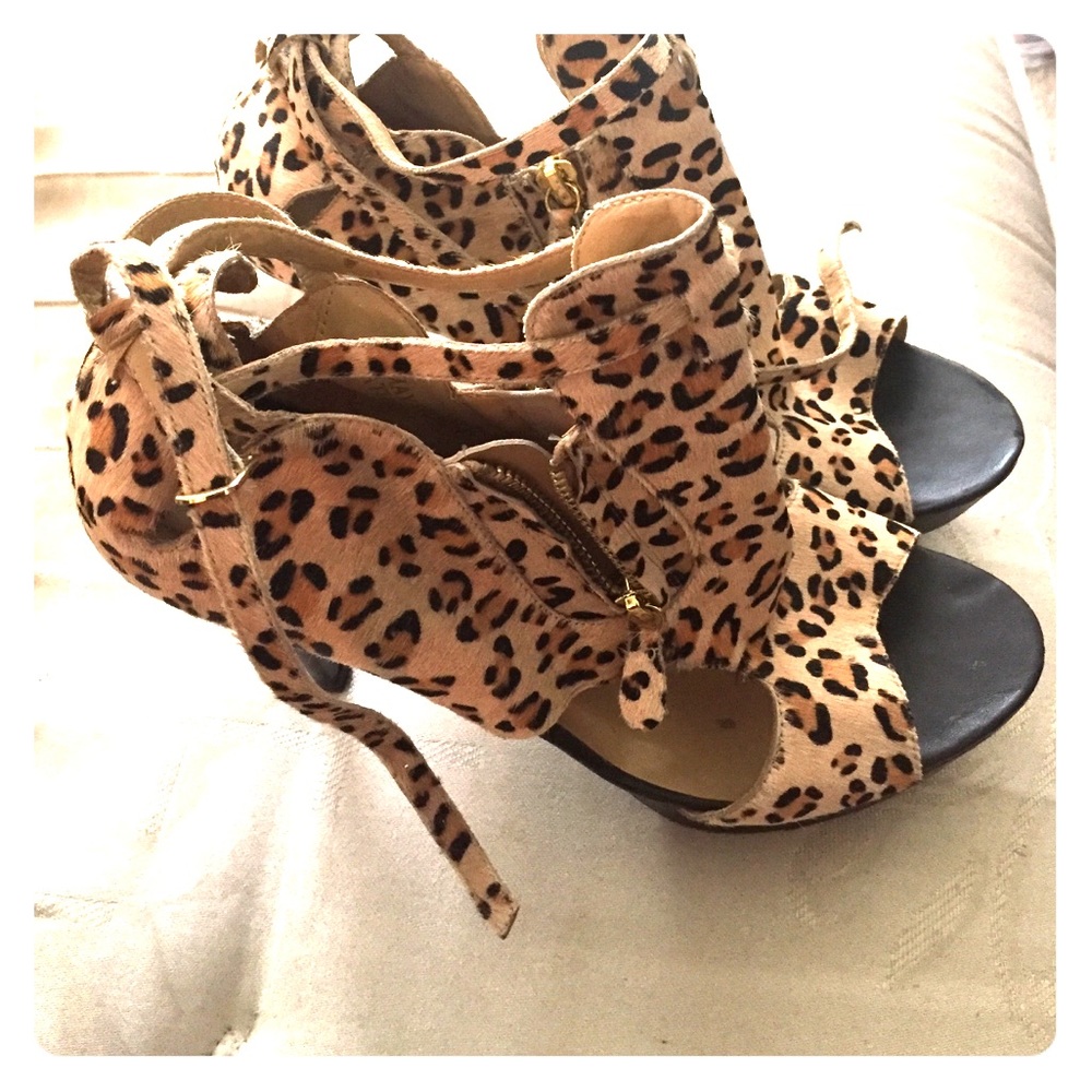 SIZE 9 1/2 CHEETAH PRINT HEELS