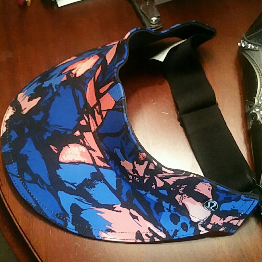 Lululemon Visor Never Worn!