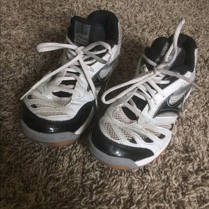 Women's Mizuno white volleyball shoes