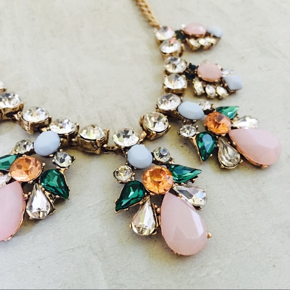 ❌ SOLD ❌ Petal Drop Necklace - Picture 3 of 6