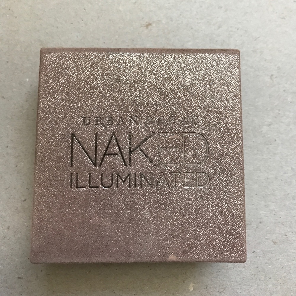 Naked Illuminated Shimmer Powder in color Aura