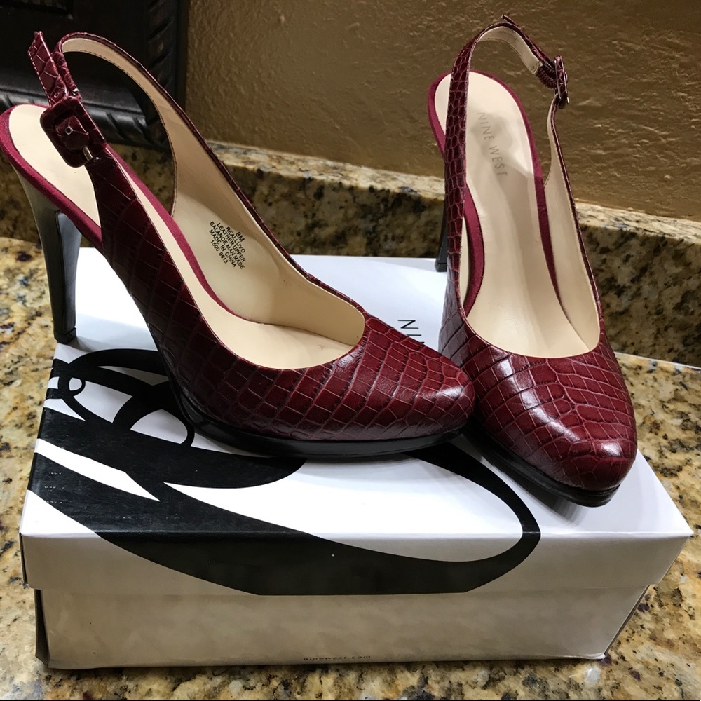 🌺SOLD🌺Burgundy snake print heels