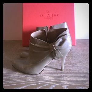Valentino Sidebow Ankle booties in Tan