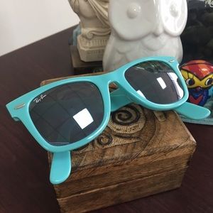 Teal Ray-Ban Sunnies!