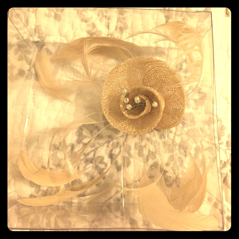 Cream and pearl fascinator for hair