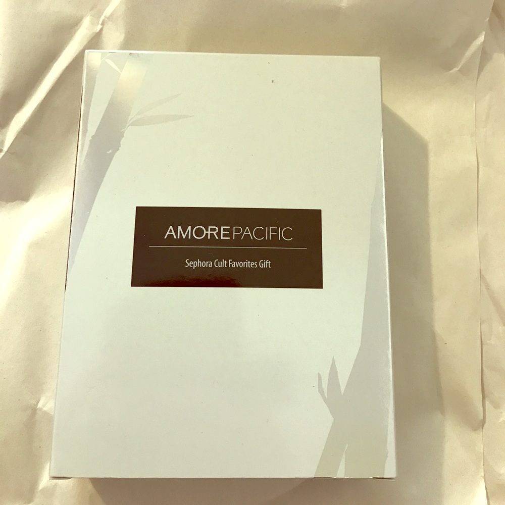 Amore Pacific Sephora Cult Favorites Gift Set.