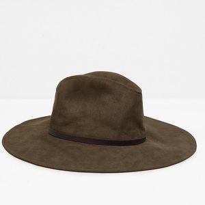 Zara hat NWT