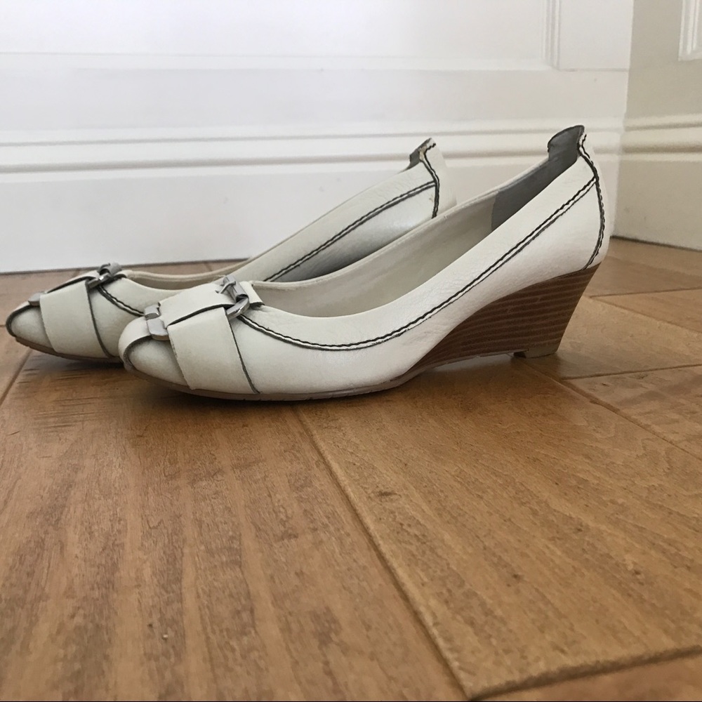 Cream 9 West loafer