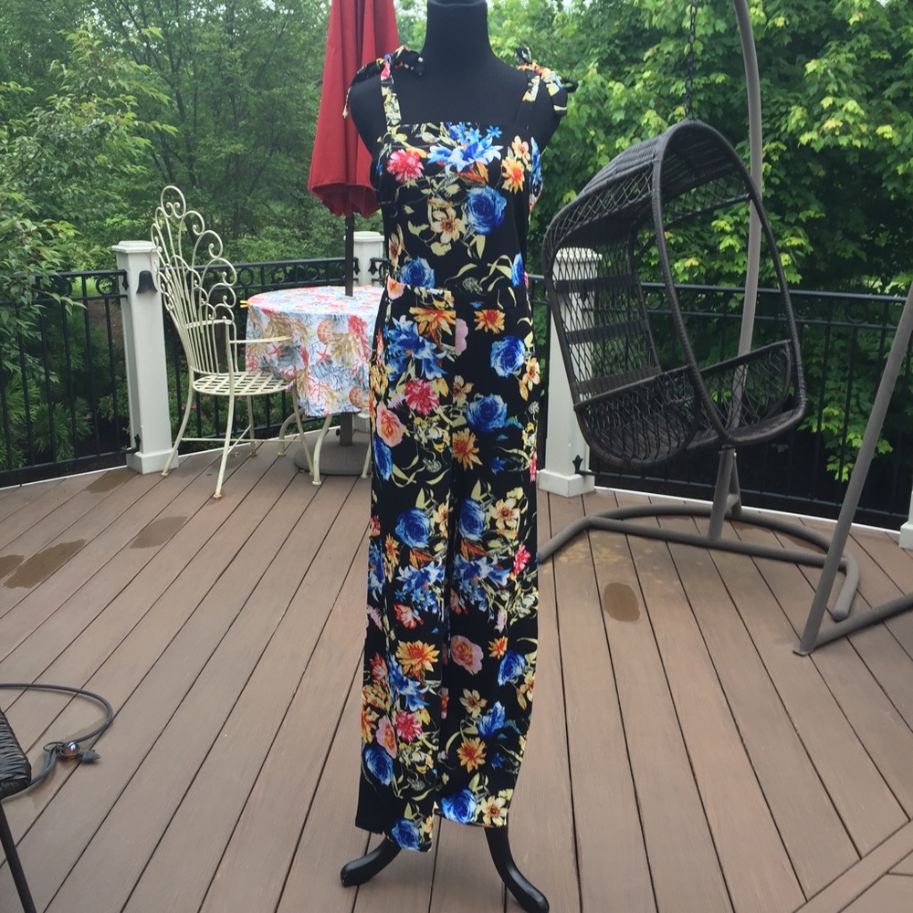 NAVY FLORAL JUMPSUIT W/POCKETS&TIE - Picture 2 of 7