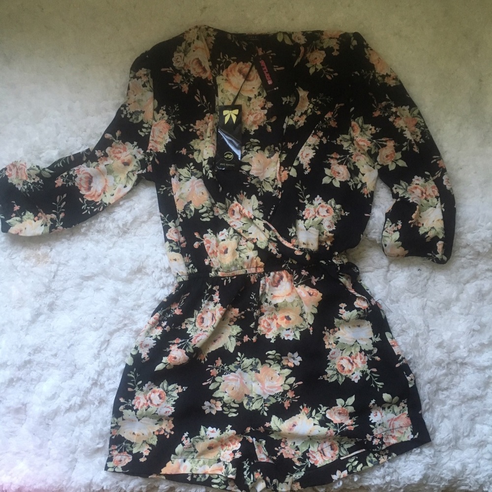 🌸🌼 Super cute black floral romper🌼🌸