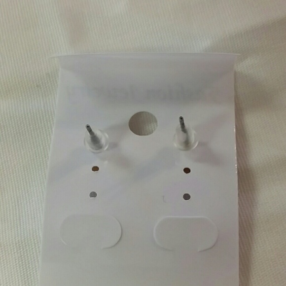 White dog stud earrings - Picture 4 of 4