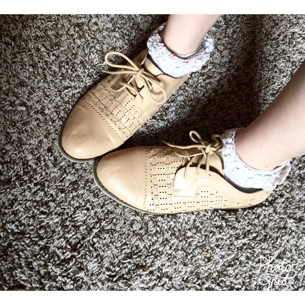 Create saddle Oxford shoes