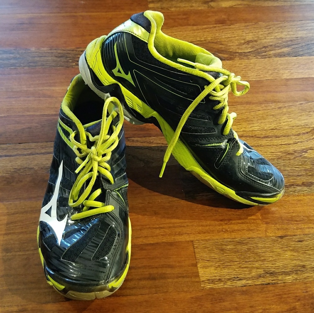 Gently used Mizuno volleyball shoe