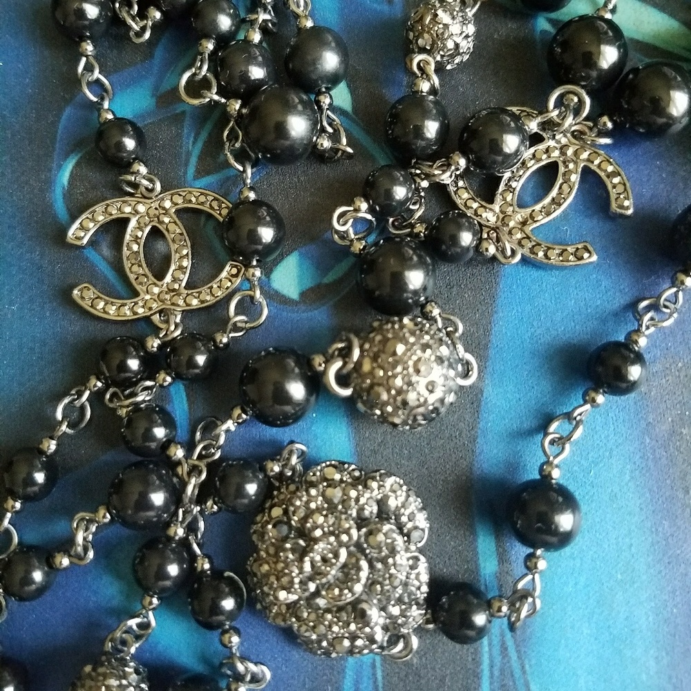 Chanel necklace black