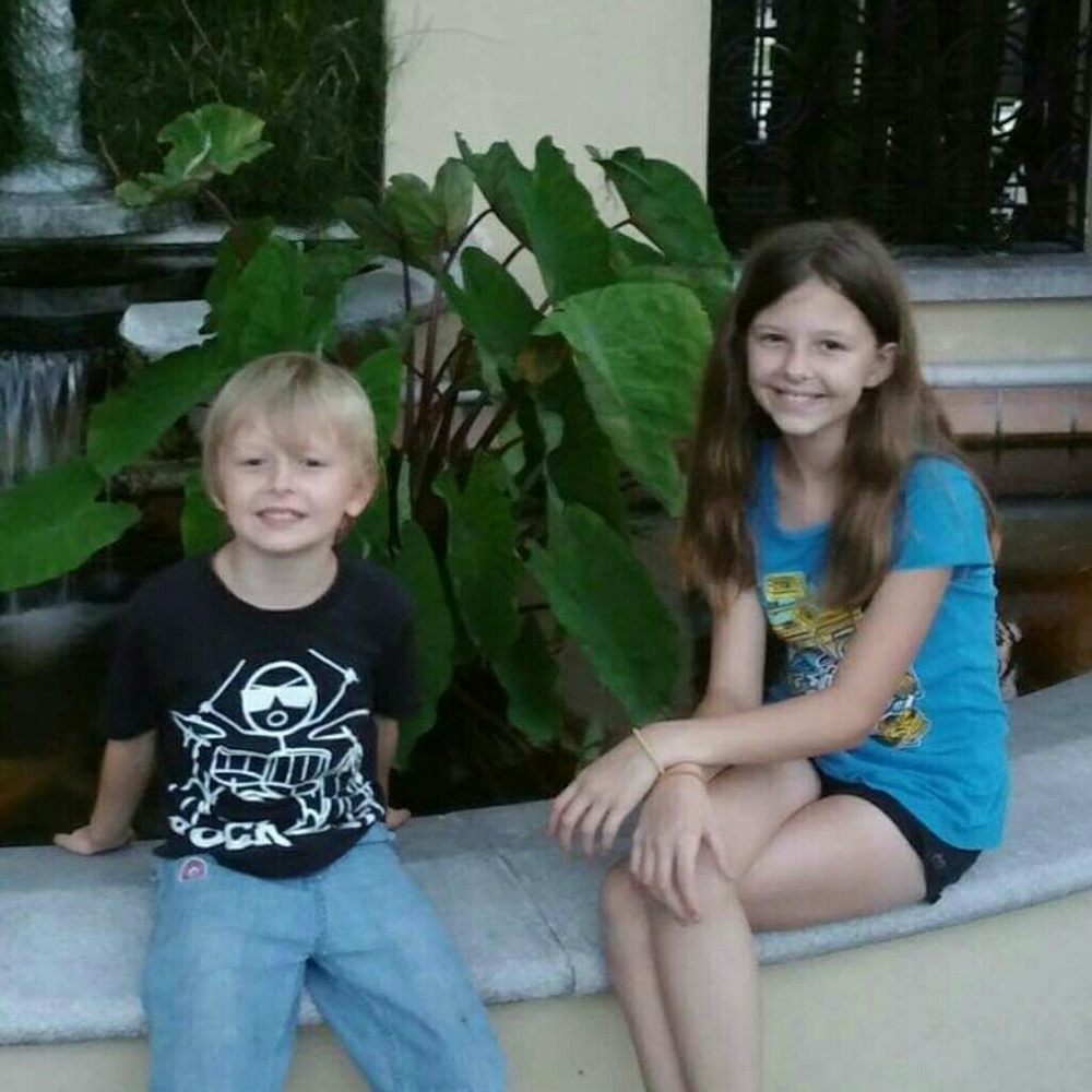 Meet your Poshers Trinity & Evan 👫