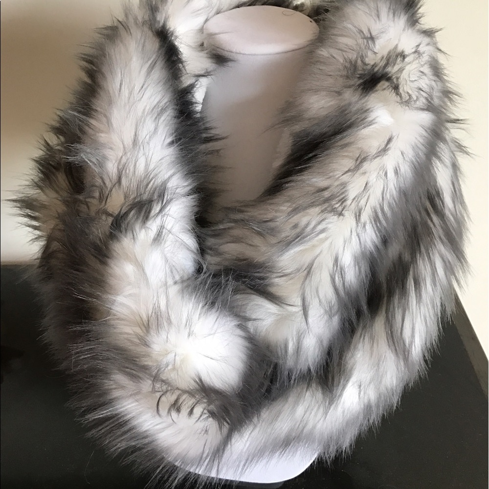 πHOSTESS PICK! Twisted Sister Faux Fur Scarf - Picture 1 of 1