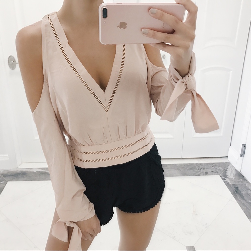 SOLD OUT ❌ Gretchen Blouse - Picture 4 of 6