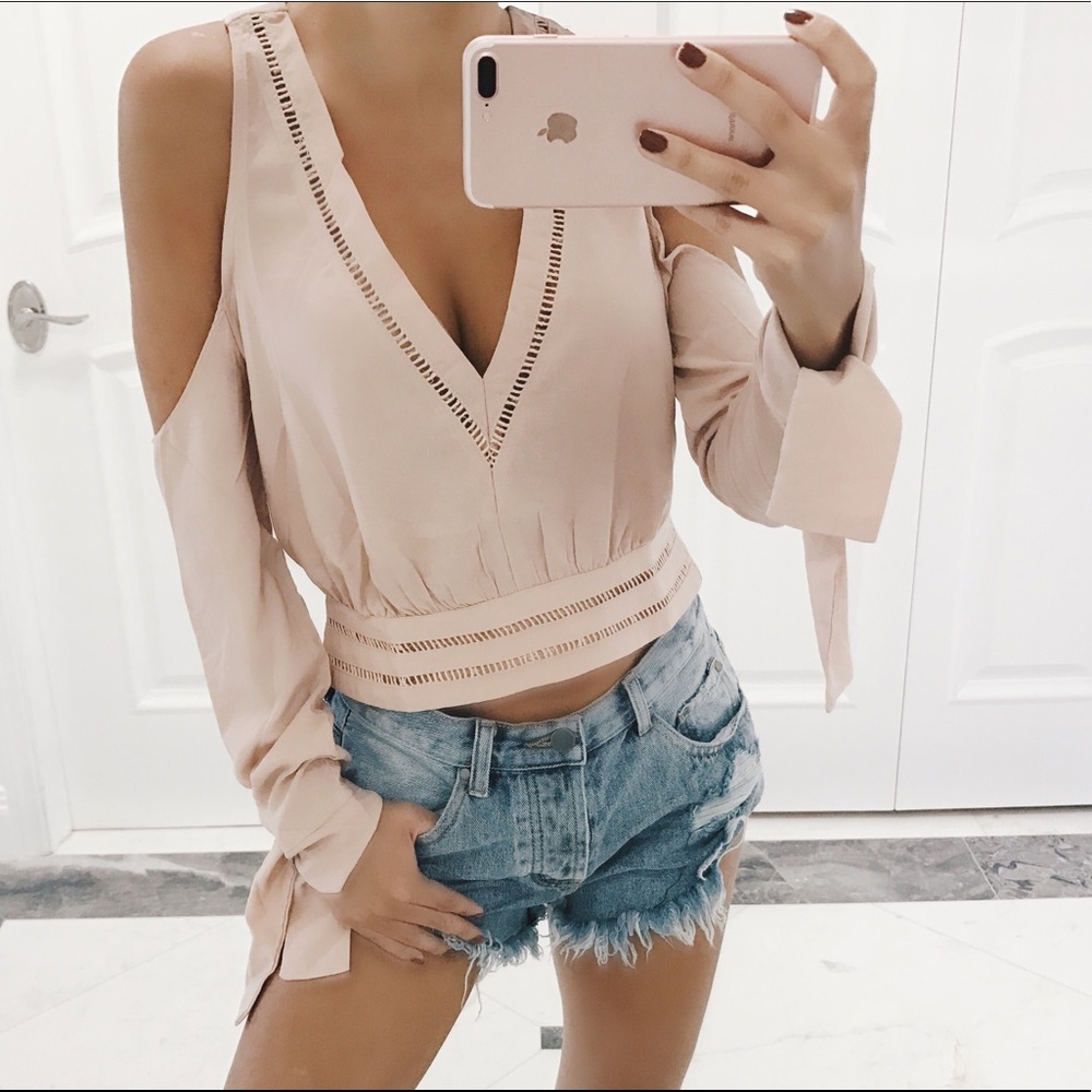 SOLD OUT ❌ Gretchen Blouse - Picture 2 of 6